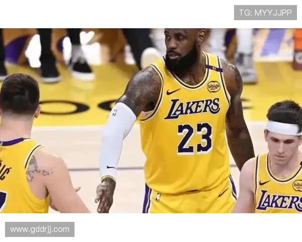詹姆斯领衔湖人强势反弹西部季后赛格局再生变数引发联盟关注